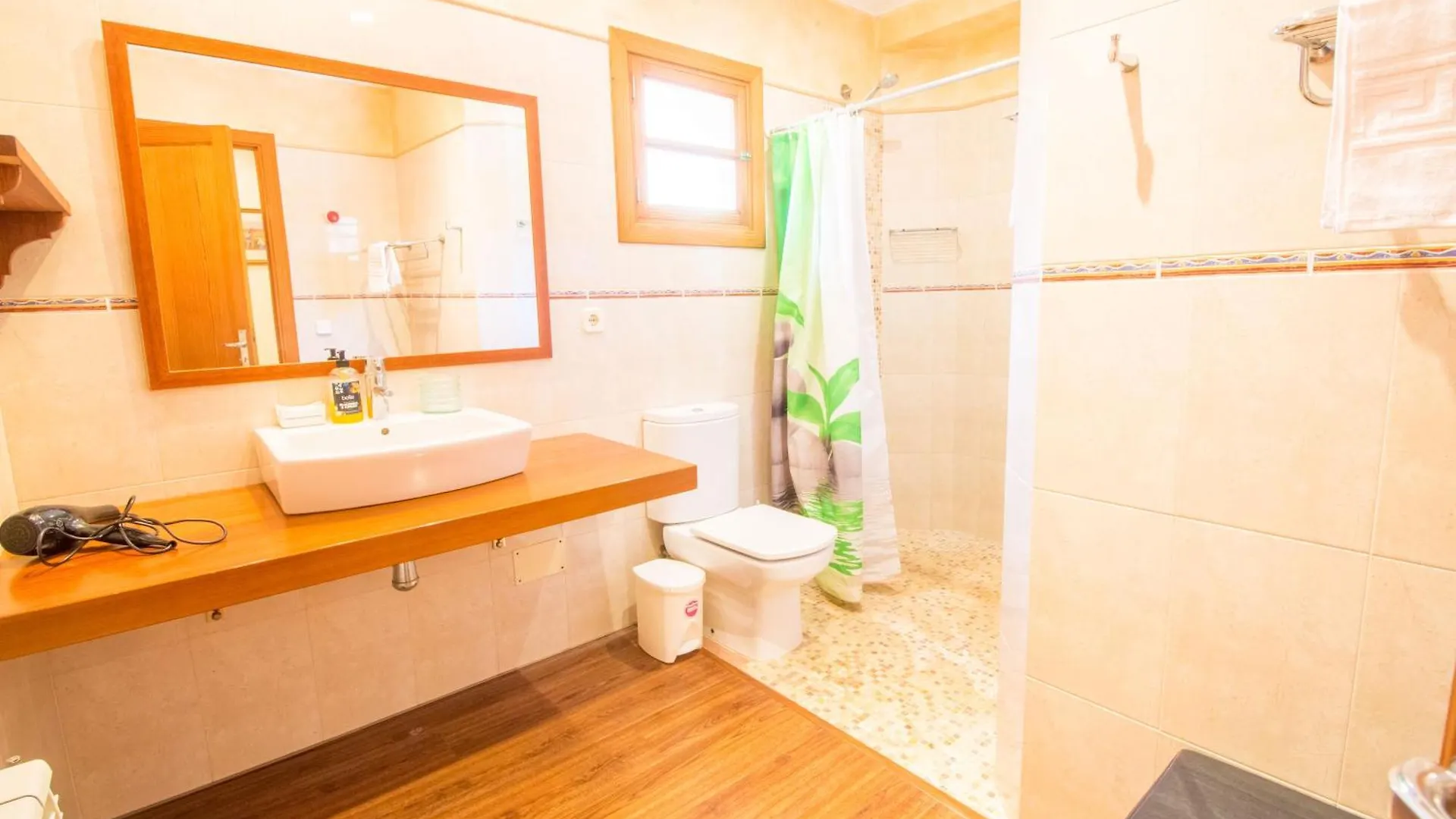 Magnifica Villa Con Una Piscina Espectacular ブゲル アパート